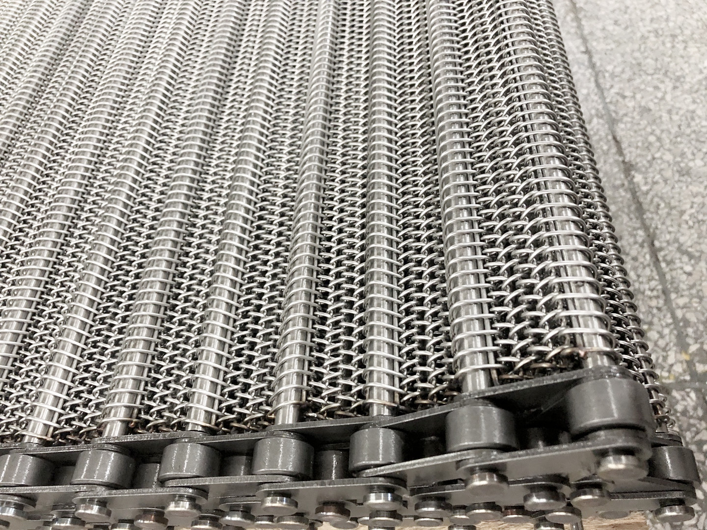 【不銹鋼網(wǎng)帶】運轉(zhuǎn)過程中會打滑嗎?