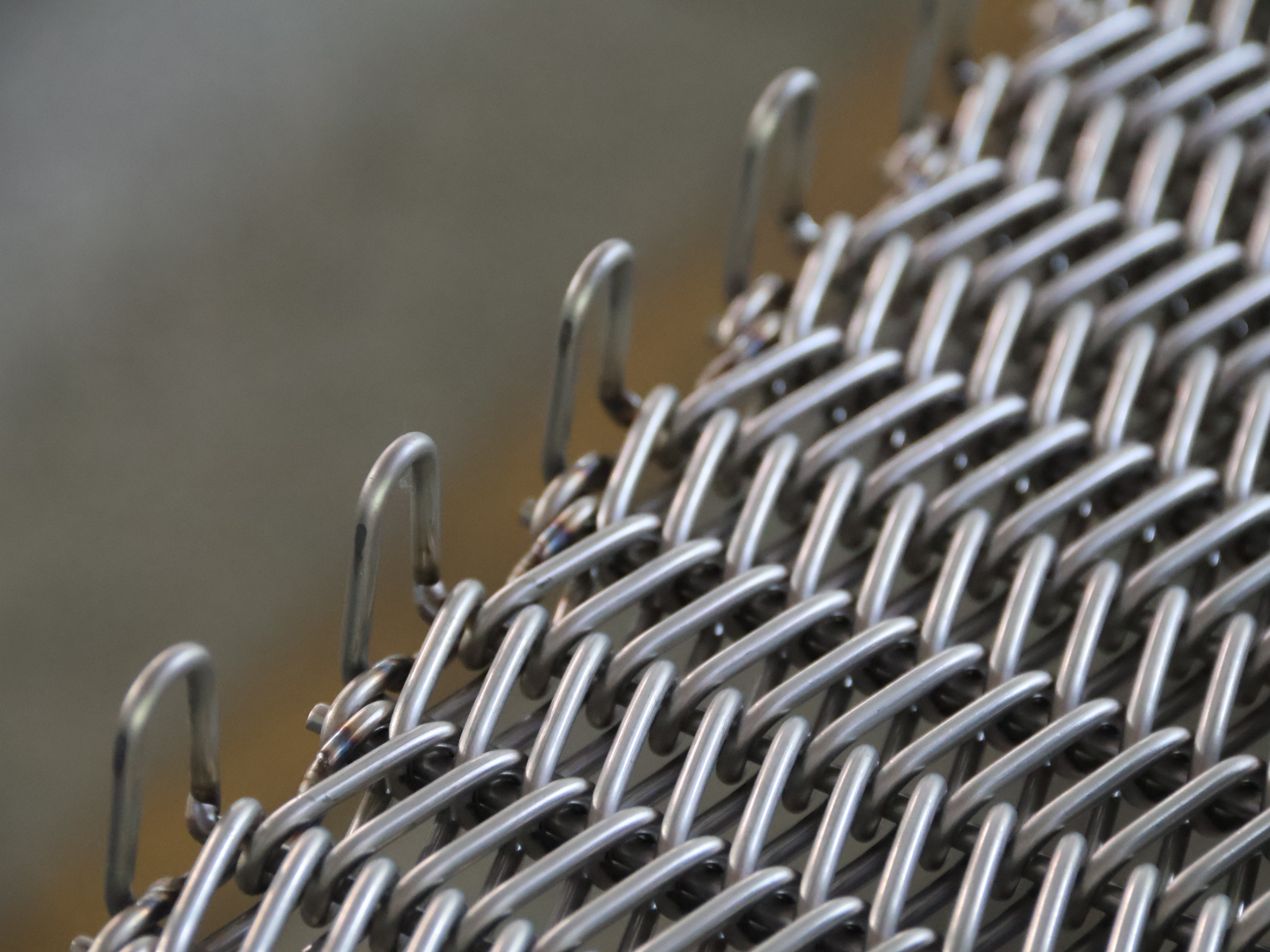 燒結(jié)爐金屬網(wǎng)帶穿絲彎曲問(wèn)題